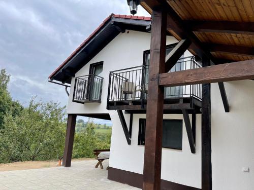 una casa con 2 balcones en un lateral en Cabana Dintre Fagi en Poiana Mărului