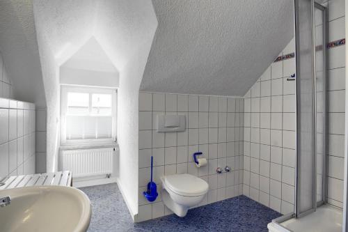 ツィングストにあるAltes Wasserwerk, FW 6のバスルーム(トイレ、洗面台付)