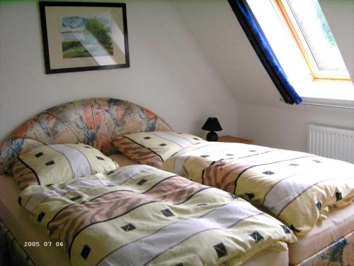ハイリゲンハーフェンにあるDAT OLE FISCHERHUS - App 3のベッドルーム1室(ベッド2台、窓付)