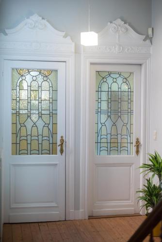 two doors with stained glass in a hallway at Garden of Eden in Antwerp