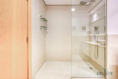 Koupelna v ubytování Lively 1 BR at Al Nabat Shoreline 8 Palm Jumeirah by Deluxe Holiday Homes
