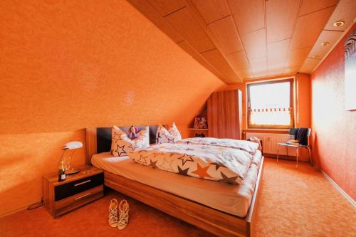 ハッセルフェルデにあるFerienwohnung Andreaのオレンジルームのベッドルーム1室(ベッド1台付)