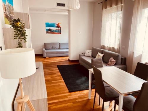 ein Wohnzimmer mit einem Tisch und einem Sofa in der Unterkunft Berga Exclusive Suite 3 in Bari