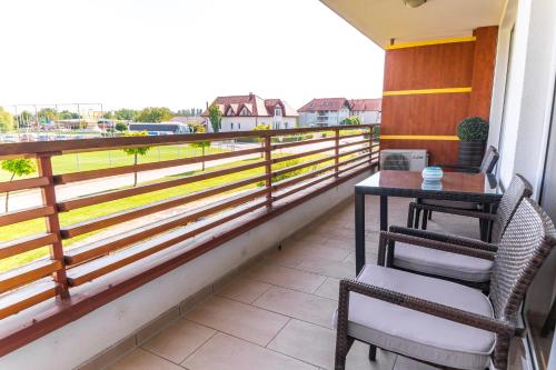 balcone con tavolo, sedie e vista di Bella Mura Blue Apartment a Moravske Toplice