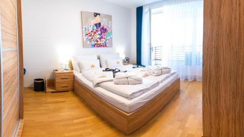 una camera con un grande letto di Bella Mura Blue Apartment a Moravske Toplice