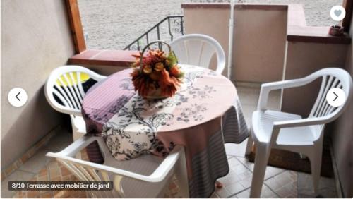 un balcon avec une table, une table et des chaises dans l'établissement GITE DE L'AUBACH, à Ebersheim