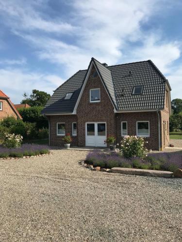 une maison en briques avec un toit en gambrel dans l'établissement Ferienhaus Mau, à Meeschendorf