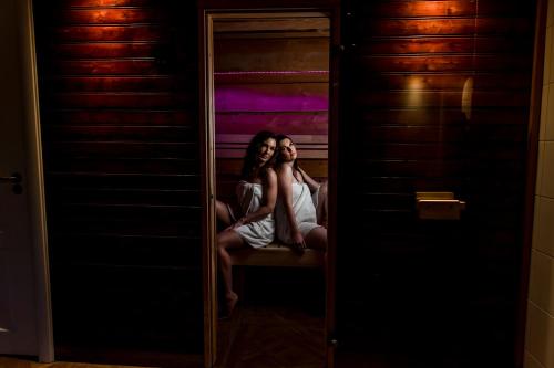 two girls sitting on a bunk bed in a doorway at Luxexcellent super suite in Nuland