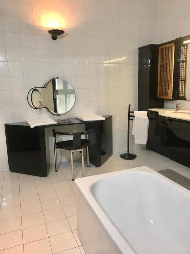 een badkamer met een bad en een spiegel bij A Casa di Sandro. Spazioso appartamento citycenter in Padua