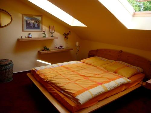 - une chambre mansardée avec un grand lit dans l'établissement Ferienwohnung Seeblick, à Bünsdorf