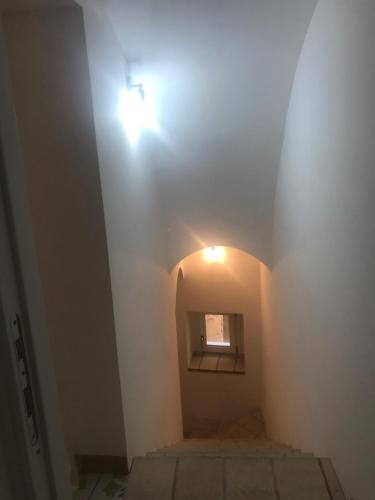 um quarto com um corredor com uma luz no tecto em IL MELOGRANO La Casa nel Vicoletto em Lanciano