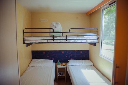 Poschodová posteľ alebo postele v izbe v ubytovaní CAMPING SÈNIA RUPIT