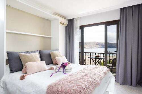 sypialnia z dużym łóżkiem i dużym oknem w obiekcie Home2Book Sea Front Vista Marina, Los Cristianos w Aronie