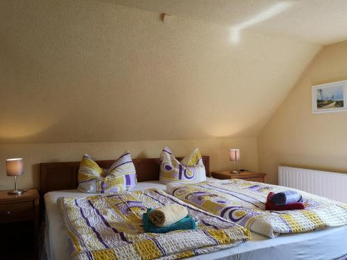 プレローにあるblauer Himmelのベッドルーム1室(ベッド2台、毛布、枕付)