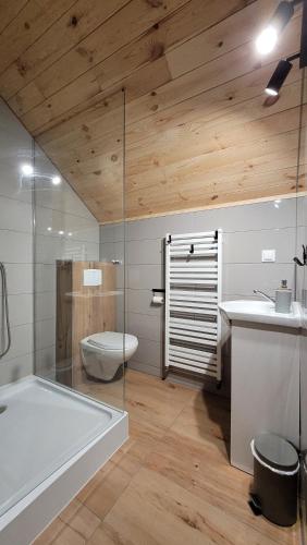 łazienka z wanną, toaletą i umywalką w obiekcie Wrzosowe Wzgórze Domek w Chęcinach