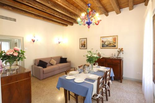 uma sala de estar com uma mesa e um sofá em Ca' del Pittor Apartments em Veneza