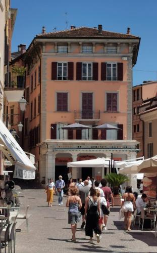 a group of people walking down a street in front of a building at DIMORE DEL CENTRO - Domus Aurea in Salò