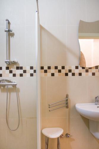 a bathroom with a shower and a sink at Rooms Gli Arcangeli - Affitti Brevi Italia in Monte SantʼAngelo