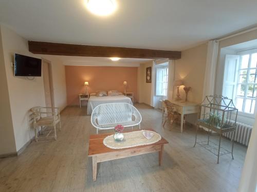 Sala de estar con cama y mesa en Hosteria de Arnuero en Arnuero