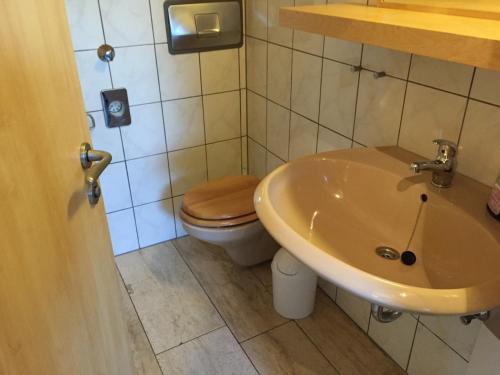 La salle de bains est pourvue de toilettes et d'un lavabo. dans l'établissement Appartment 40 in Tossens, à Tossens