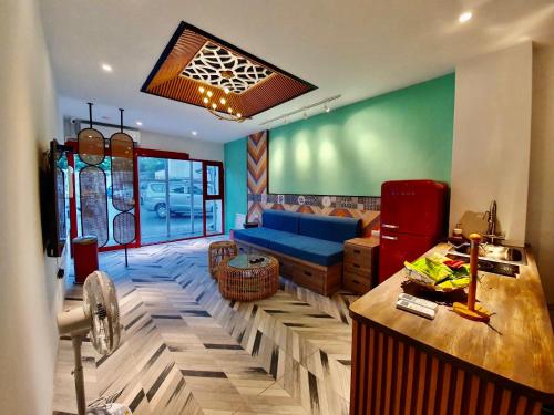 a living room with a couch and a blue couch at MiM House in Hengchun