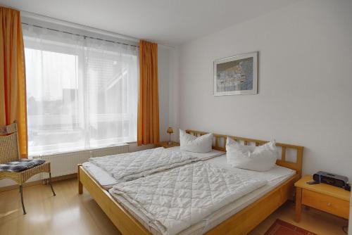 - une chambre avec un lit et une grande fenêtre dans l'établissement Hausherr, Herbert FW 22, à Zingst