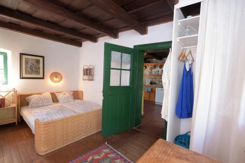 1 dormitorio con cama y puerta verde en Landhaus Nitsch, en Prinzendorf an der Zaya