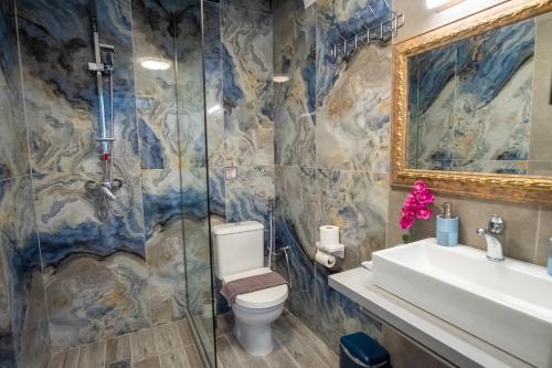 Un baño de Serenity Luxe Suites