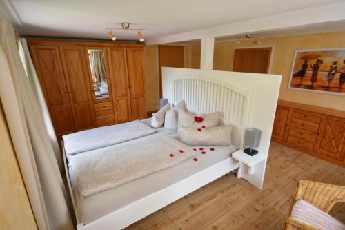 מיטה או מיטות בחדר ב-Ferienwohnung Arnold