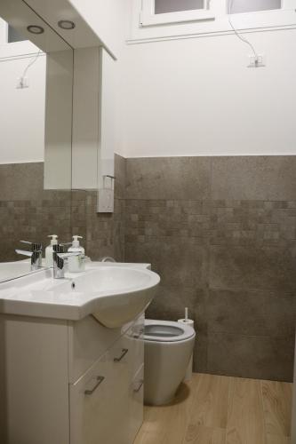 y baño con lavabo y aseo. en Smart Flat Portello, en Milán