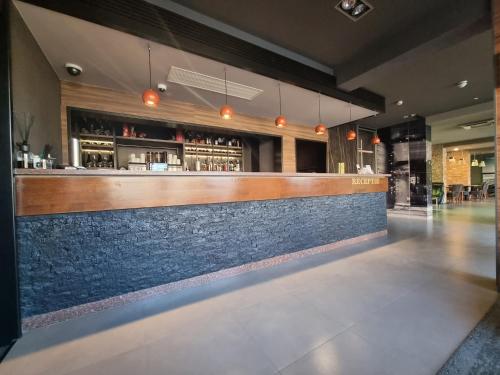 a bar in a restaurant with a counter at Vila Topaz in Baile Felix