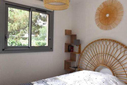 - une chambre avec un lit et une fenêtre dans l'établissement Le Byblos 7, à Argelès-sur-Mer
