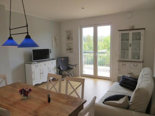 ein Wohnzimmer mit einem Tisch und einem Sofa in der Unterkunft Dorothee V6W5 in Dierhagen