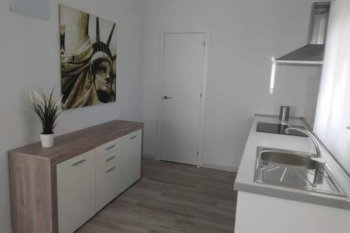 uma cozinha com um lavatório e uma bancada em Precioso apartamento en San Juan de Alicante em San Juan de Alicante