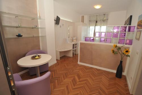 a small room with a table and a table and a counter at Hotel Astoria in Fermo