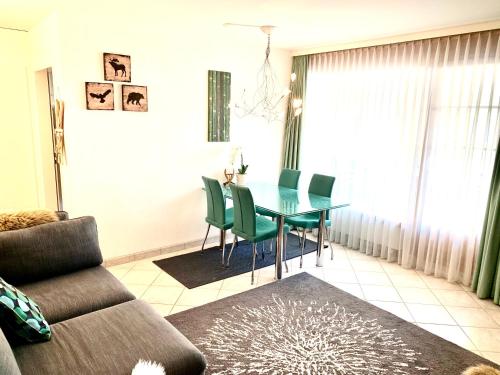 Ein Sitzbereich in der Unterkunft Holiday Apartment Gian - close to the Kongresshaus, the ice hockey stadium, cross-country skiing, the Eau-la-la indoor pool and wellness, large supermarket, 2 bus stops, with an indoor garage and fully equipped