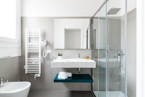 a bathroom with a sink and a shower at Aurà - Guest House Iblea in Ragusa