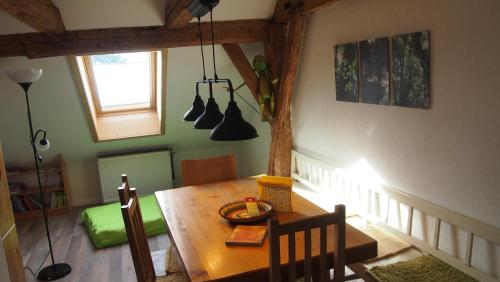 un comedor con una mesa de madera en una habitación en Im Juchhe, en Peiting