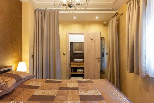 - une chambre avec un lit et une salle de bains pourvue d'un lavabo dans l'établissement Apartmán Trenčan, à Považská Bystrica