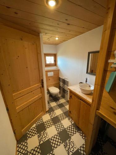 Ett badrum på Chalet cosy proche Tramway du Mont-Blanc et centre
