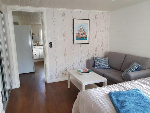 ein Wohnzimmer mit einem Sofa und einem Tisch in der Unterkunft Nära Smögenbryggan in Smögen