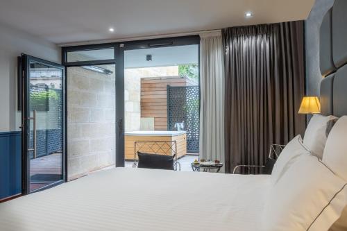 Un ou plusieurs lits dans un hébergement de l'établissement Le Palais Gallien Hôtel & Spa