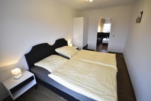 ein Schlafzimmer mit einem großen Bett in einem Zimmer in der Unterkunft Am Schloss 19 in Schwerin