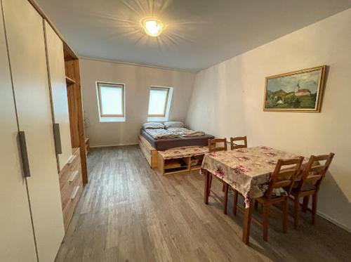 una camera con letto, tavolo e sedie di Apartment Aly a Bovec