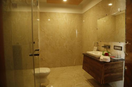 een badkamer met een toilet, een wastafel en een douche bij Hotel New York Plaza Una in Una