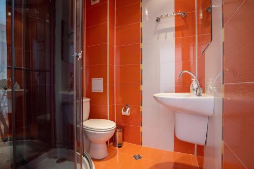 ein Bad mit einem WC, einem Waschbecken und einer Dusche in der Unterkunft Къща за гости Арт Хаус - Юг/ Art House - South in Sandanski
