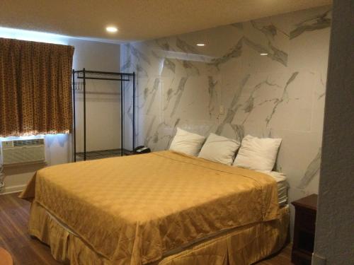 Postel nebo postele na pokoji v ubytování Americas Express Inn Rocky Mount