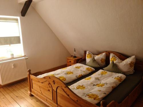 Ein Bett oder Betten in einem Zimmer der Unterkunft Pilgrims "Elli" charmante Maisonette Bad Sassendorf
