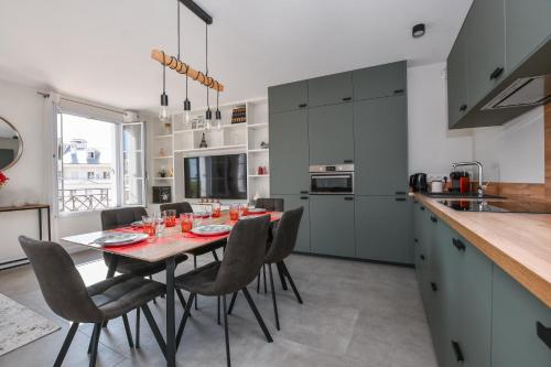 une cuisine et une salle à manger avec une table et des chaises dans l'établissement Superbe appartement pour 6 personnes à Disneyland, à Serris