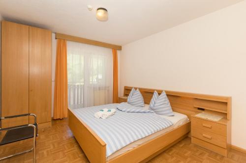 a bedroom with a bed with two stuffed animals on it at Appartement Sonneck in Lappago
